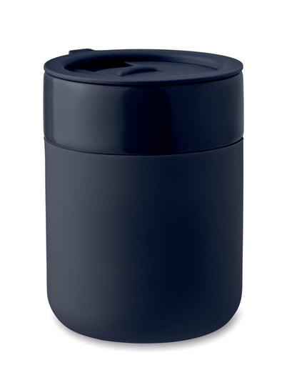 Becher aus Keramik mit abnehmbarer Silikonhülle und PP-Deckel. Füllmenge: 330 ml.