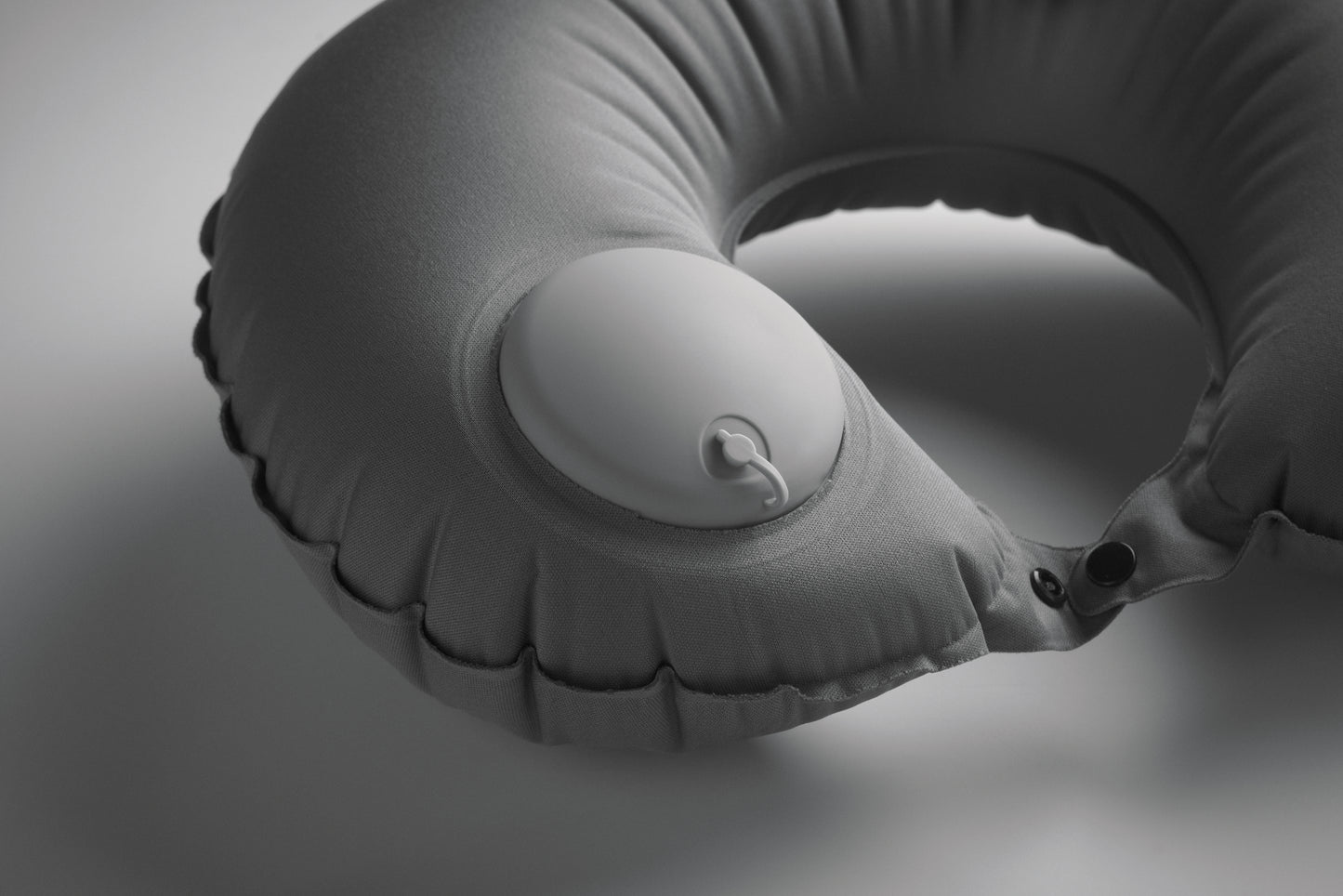 Schnell aufblasbares Reisekissen (50% PET und 50% TPU). Integrierte Pumpe und Luft-Ablass-Funktion.