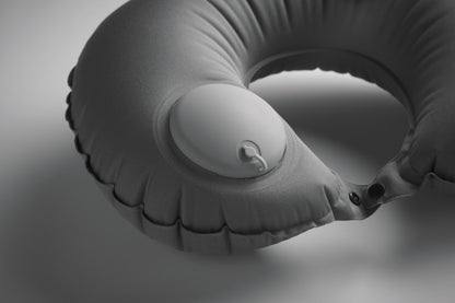 Schnell aufblasbares Reisekissen (50% PET und 50% TPU). Integrierte Pumpe und Luft-Ablass-Funktion.