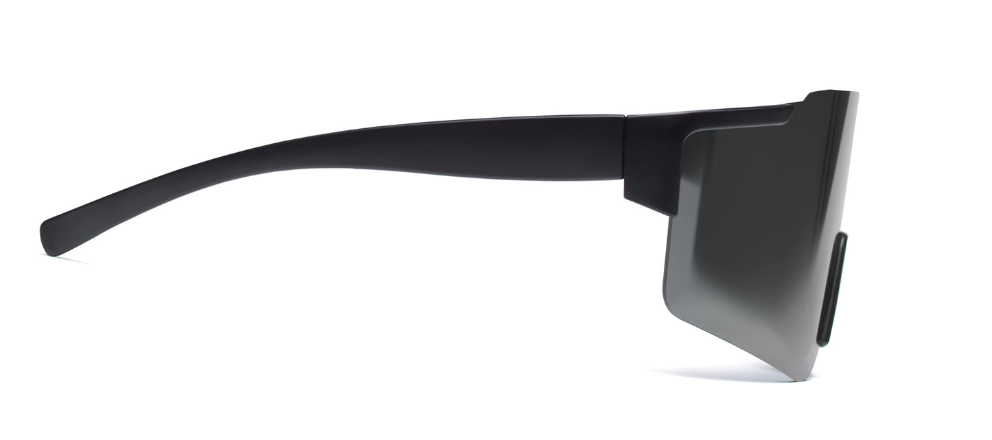 Sport-Sonnenbrille mit verspiegelten Gläsern und schwarzem Rahmen. UV400-Schutz.