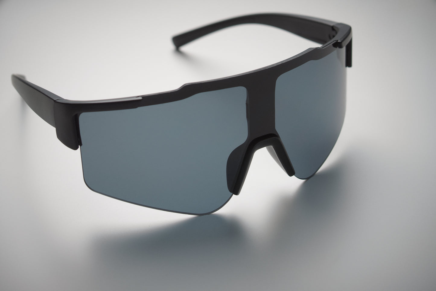 Sport-Sonnenbrille mit verspiegelten Gläsern und schwarzem Rahmen. UV400-Schutz.