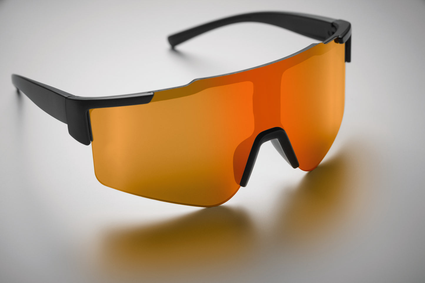 Sport-Sonnenbrille mit verspiegelten Gläsern und schwarzem Rahmen. UV400-Schutz.
