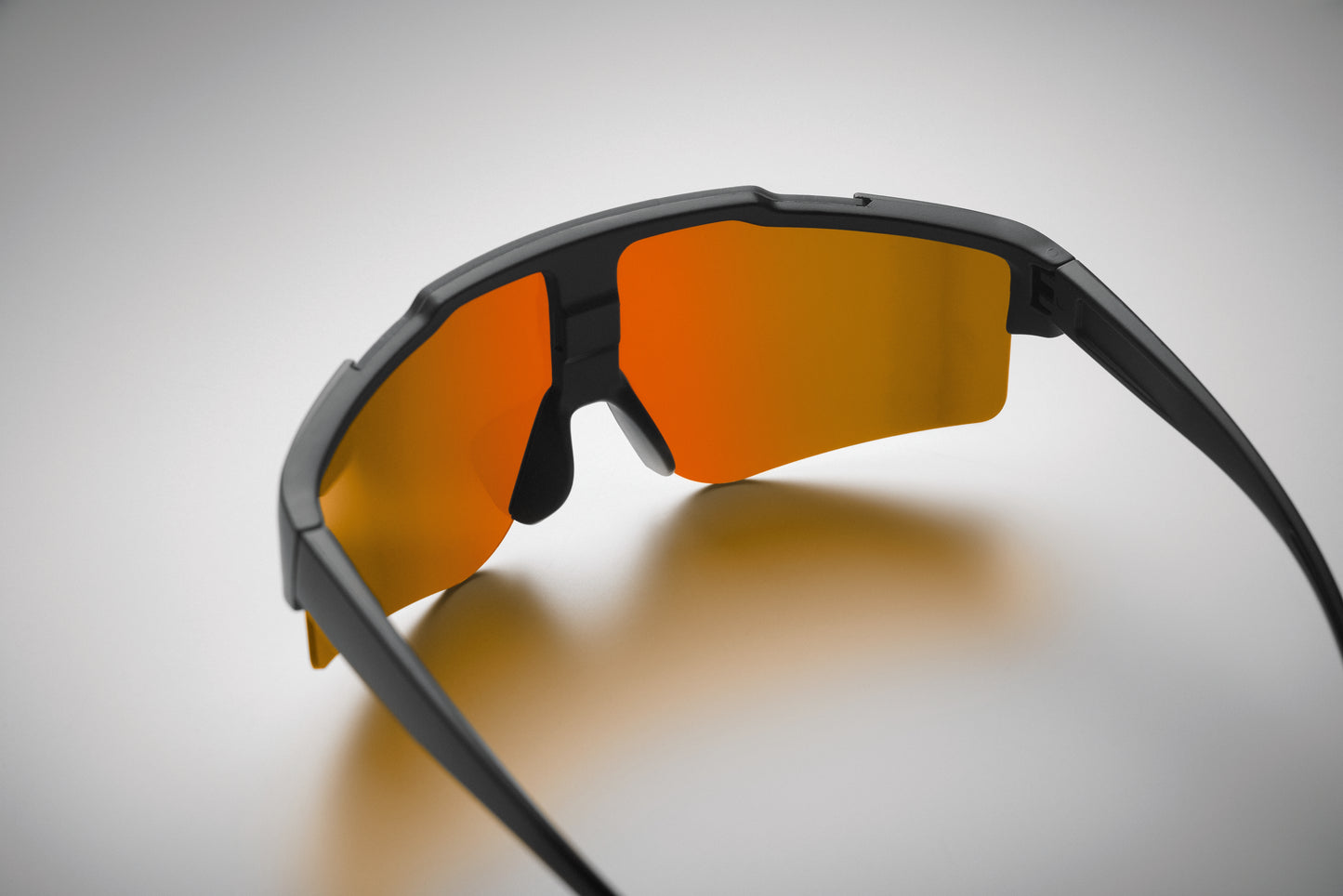 Sport-Sonnenbrille mit verspiegelten Gläsern und schwarzem Rahmen. UV400-Schutz.