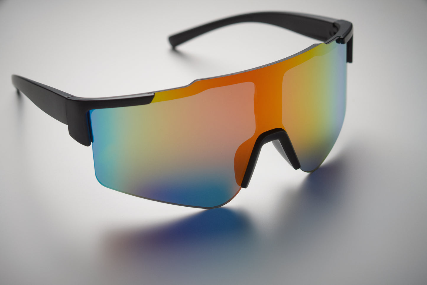 Sport-Sonnenbrille mit verspiegelten Gläsern und schwarzem Rahmen. UV400-Schutz.