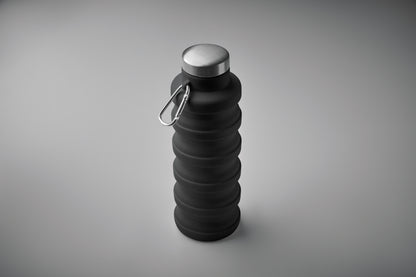 Faltbare Flasche aus Silikon. Verschluss aus Edelstahl und Karabiner aus Aluminium. Der