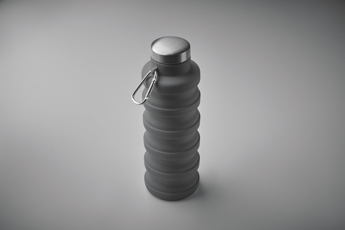 Faltbare Flasche aus Silikon. Verschluss aus Edelstahl und Karabiner aus Aluminium. Der
