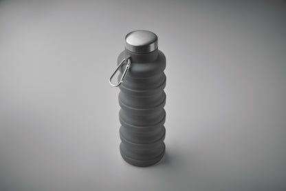 Faltbare Flasche aus Silikon. Verschluss aus Edelstahl und Karabiner aus Aluminium. Der