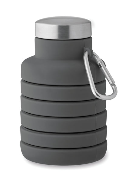 Faltbare Flasche aus Silikon. Verschluss aus Edelstahl und Karabiner aus Aluminium. Der