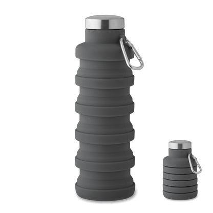 Faltbare Flasche aus Silikon. Verschluss aus Edelstahl und Karabiner aus Aluminium. Der