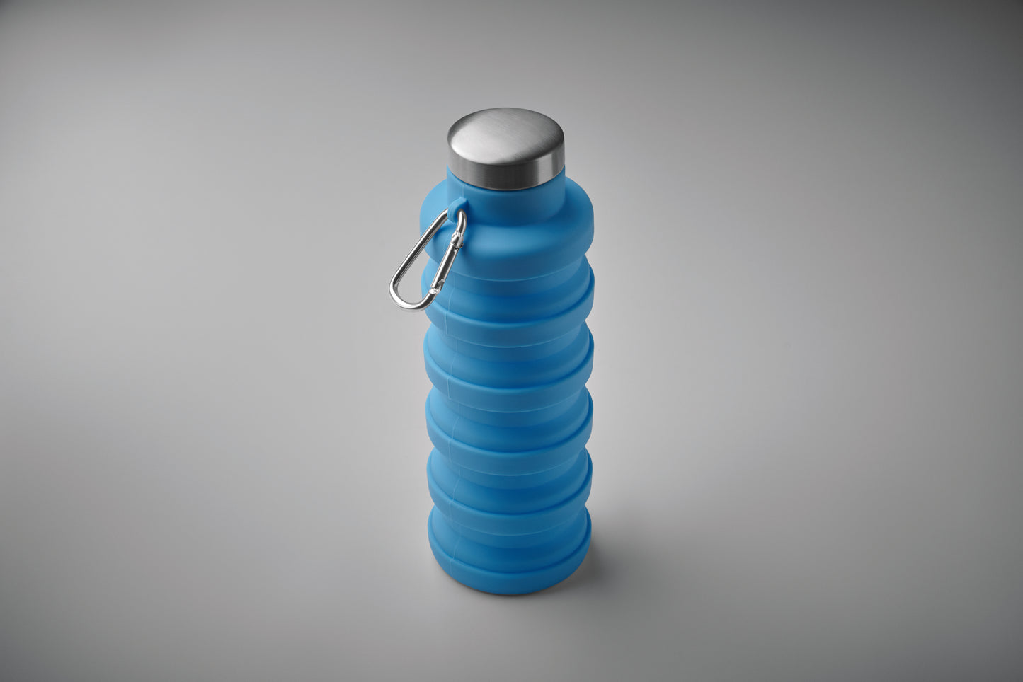 Faltbare Flasche aus Silikon. Verschluss aus Edelstahl und Karabiner aus Aluminium. Der