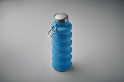 Faltbare Flasche aus Silikon. Verschluss aus Edelstahl und Karabiner aus Aluminium. Der
