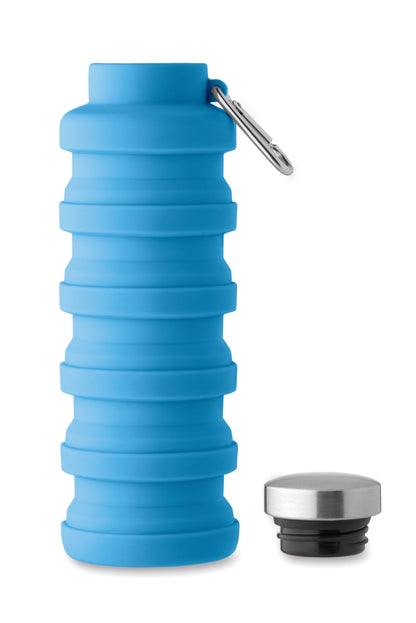 Faltbare Flasche aus Silikon. Verschluss aus Edelstahl und Karabiner aus Aluminium. Der