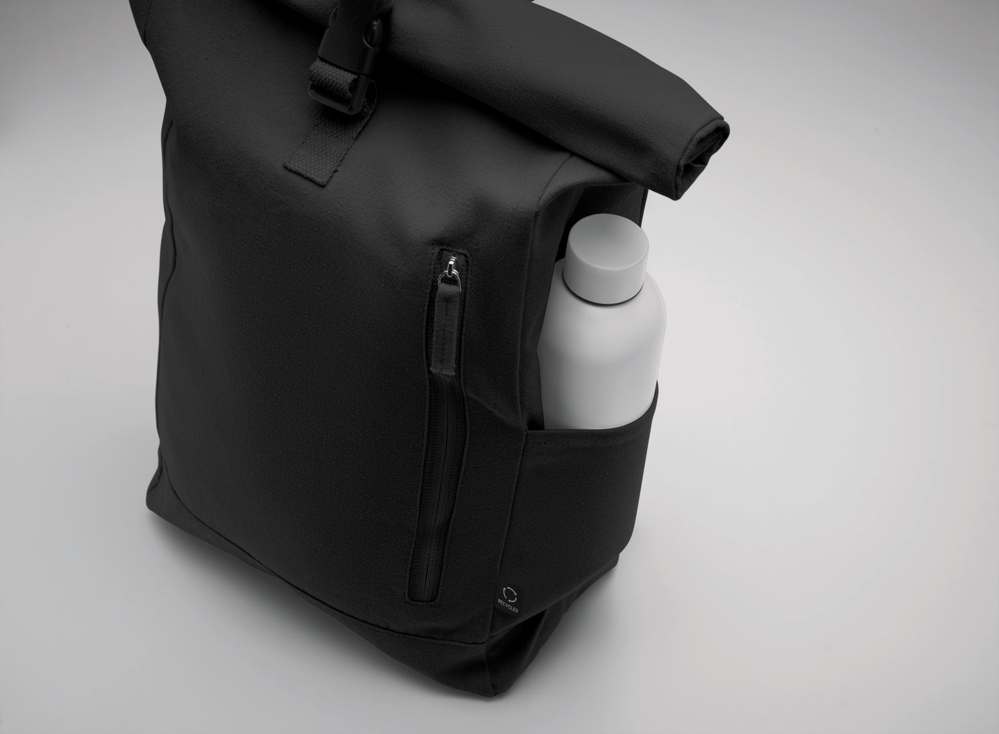 Rolltop-Rucksack mit Klettverschluss aus 390 g/m² (recycelte Baumwolle 80% und recycelter Polyester