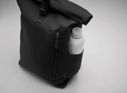 Rolltop-Rucksack mit Klettverschluss aus 390 g/m² (recycelte Baumwolle 80% und recycelter Polyester