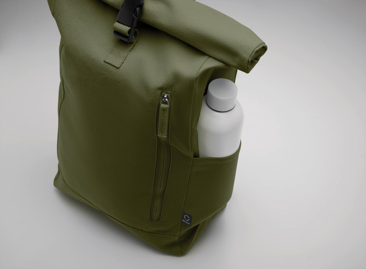 Rolltop-Rucksack mit Klettverschluss aus 390 g/m² (recycelte Baumwolle 80% und recycelter Polyester