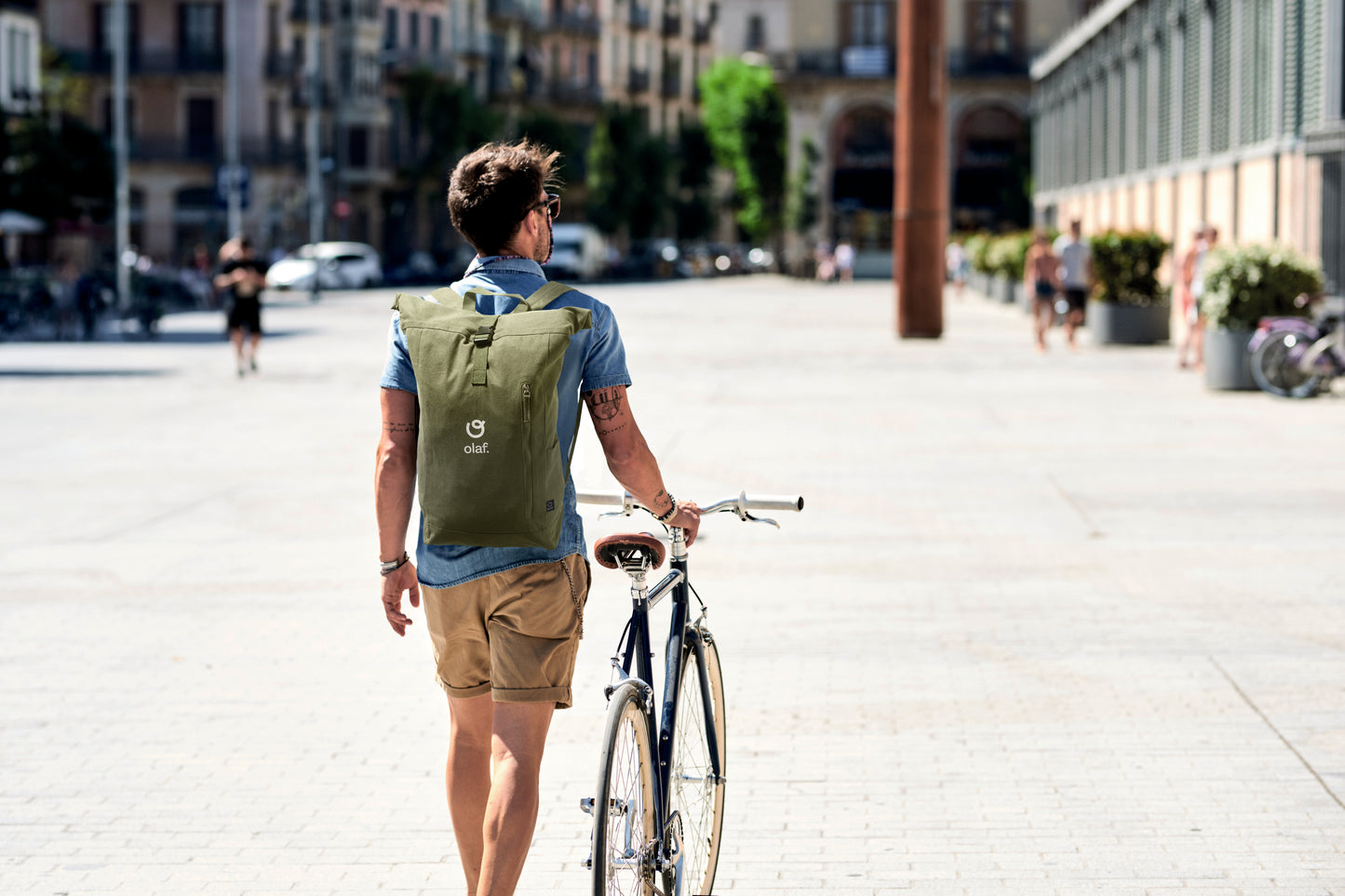 Rolltop-Rucksack mit Klettverschluss aus 390 g/m² (recycelte Baumwolle 80% und recycelter Polyester