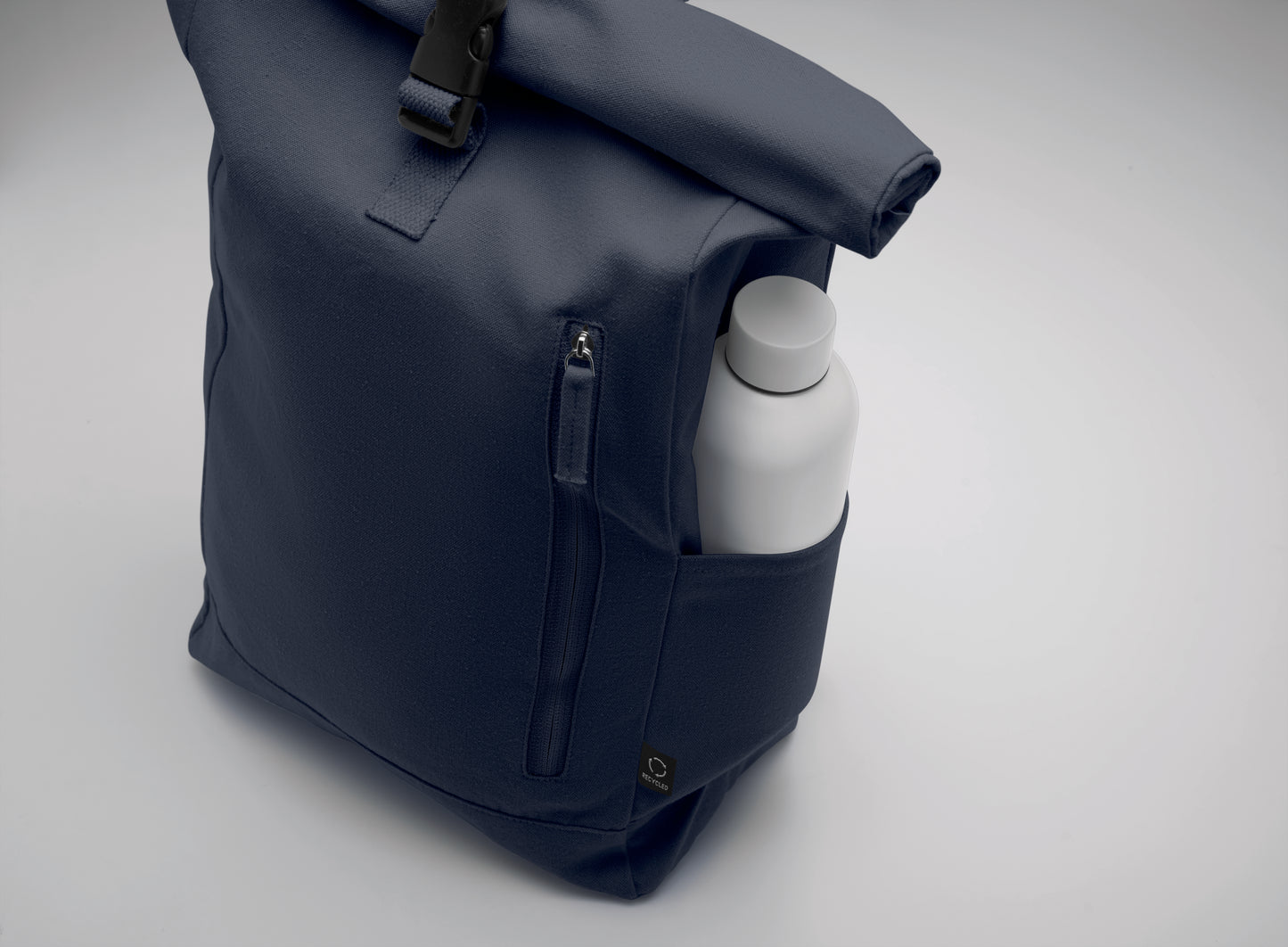 Rolltop-Rucksack mit Klettverschluss aus 390 g/m² (recycelte Baumwolle 80% und recycelter Polyester