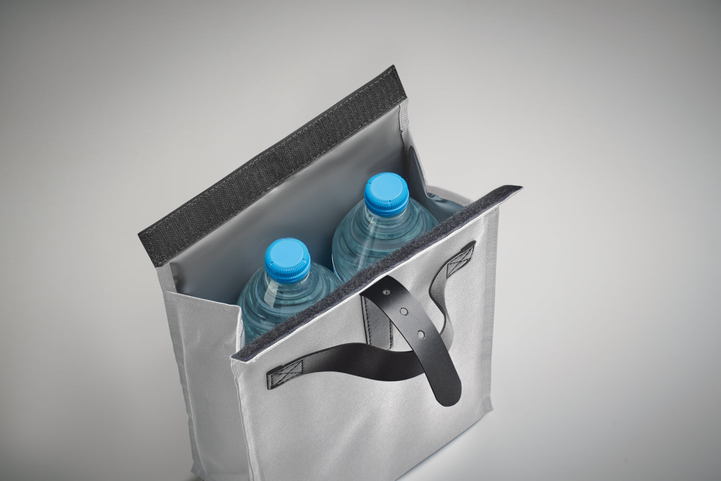 Lunch-Kühltasche aus 600D RPET-Polyester mit Rolltop. Tragegriff und Verschluss aus PU. Isolierung: