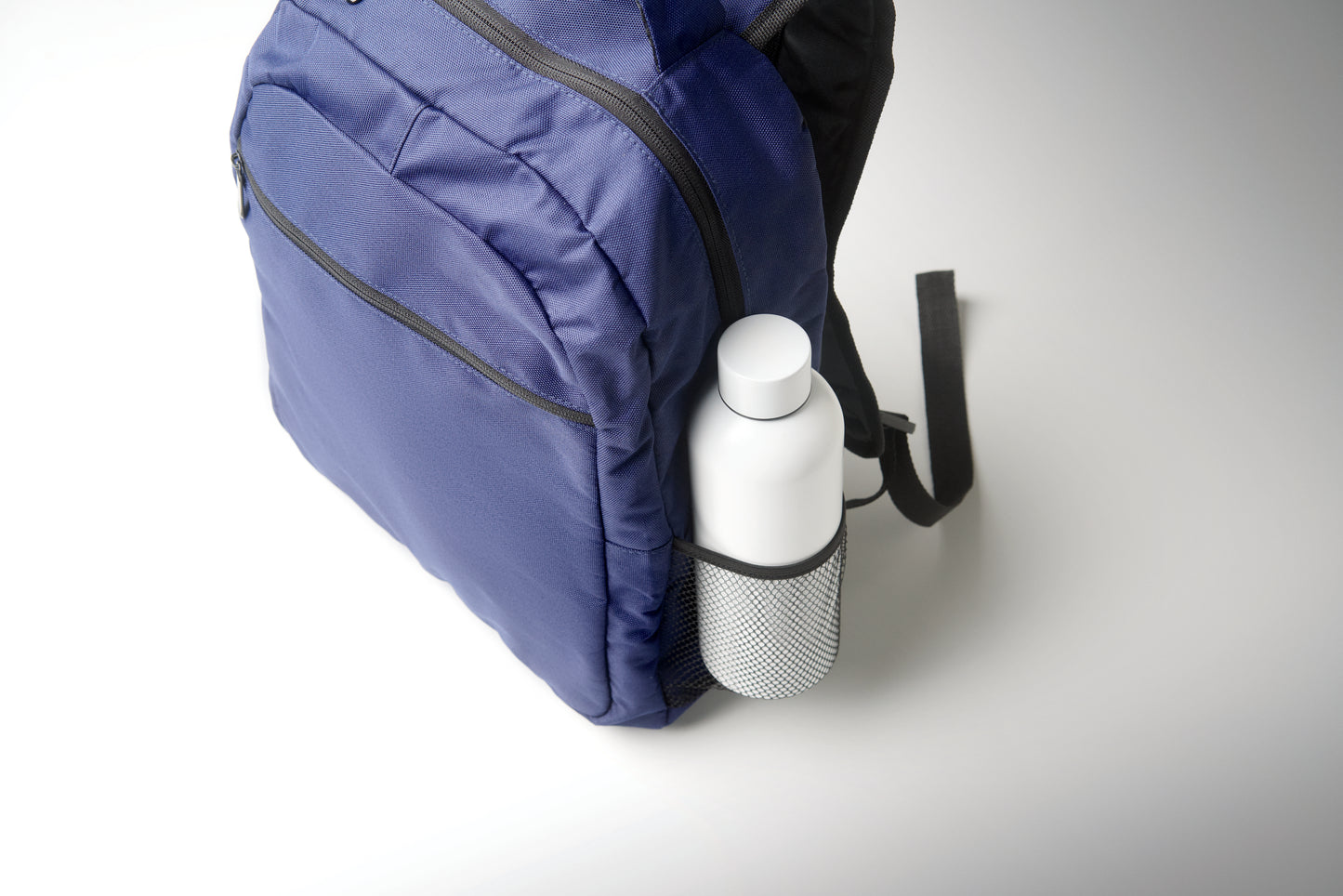 15'' Laptop-Rucksack aus 600D RPET-Polyester mit gepolstertem Laptopfach. Beidseitige Netztaschen und Reißverschlusstasche