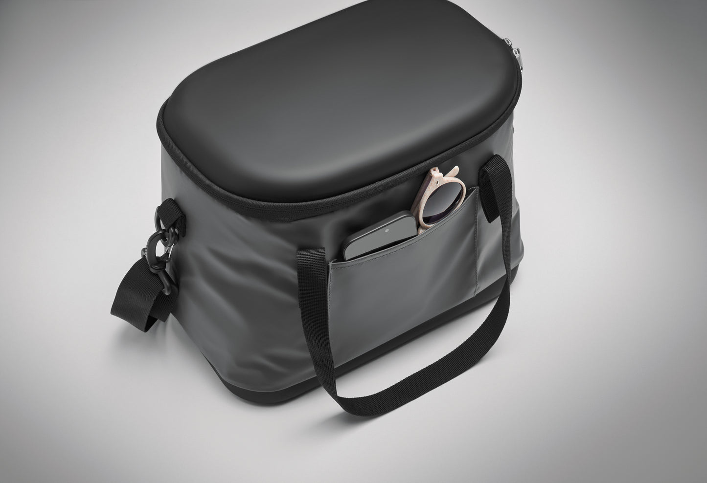 Kühltasche aus 50C-Plane. Ober- und Unterseite aus festem PEVA. Front- und Innentasche