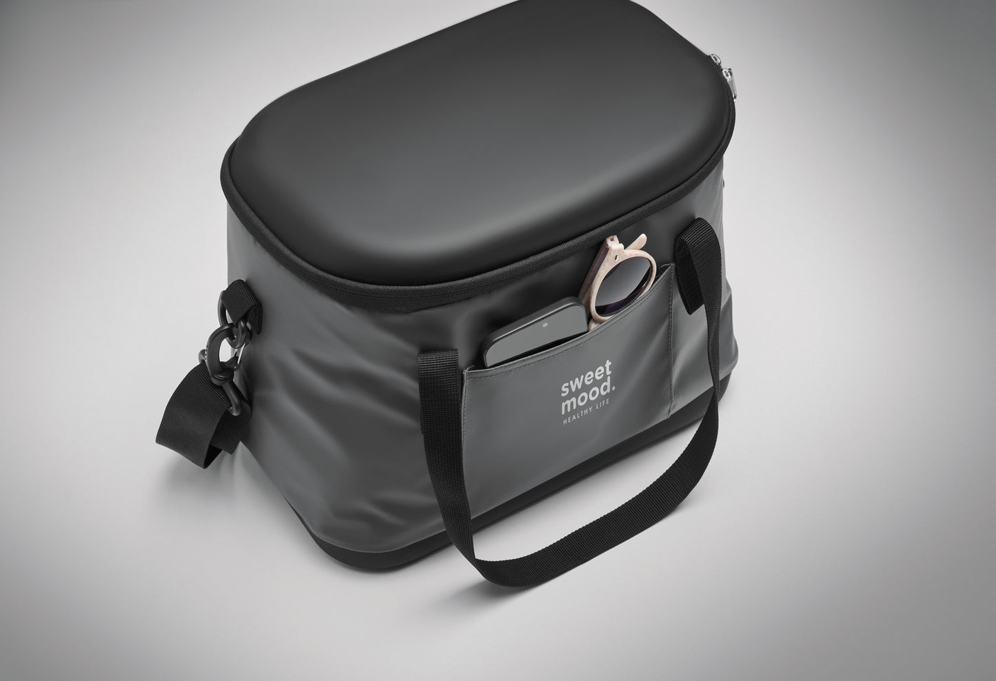 Kühltasche aus 50C-Plane. Ober- und Unterseite aus festem PEVA. Front- und Innentasche
