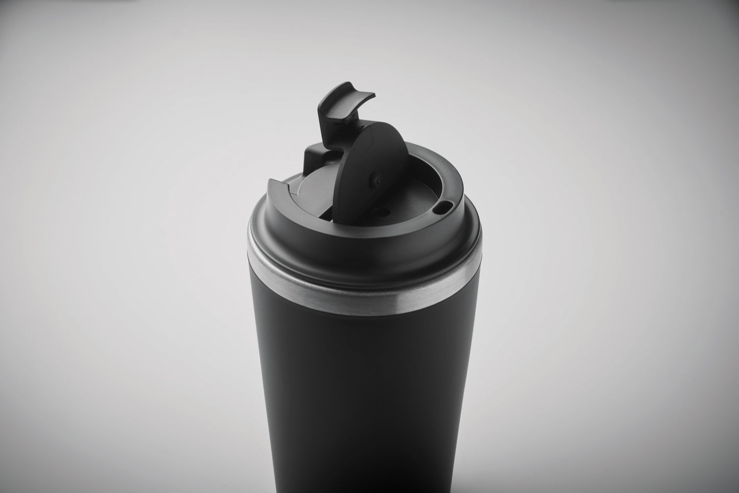 Doppelwandiger Trinkbecher. Äußere Schicht aus PP Innenwand aus recyceltem Edelstahl (90 %