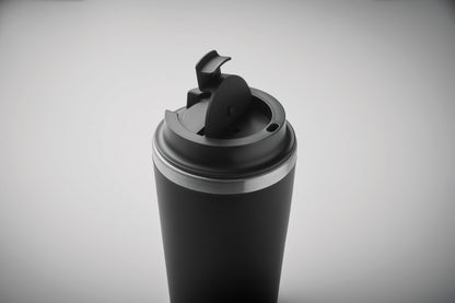 Doppelwandiger Trinkbecher. Äußere Schicht aus PP Innenwand aus recyceltem Edelstahl (90 %