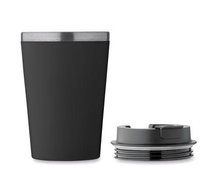 Doppelwandiger Trinkbecher. Äußere Schicht aus PP Innenwand aus recyceltem Edelstahl (90 %