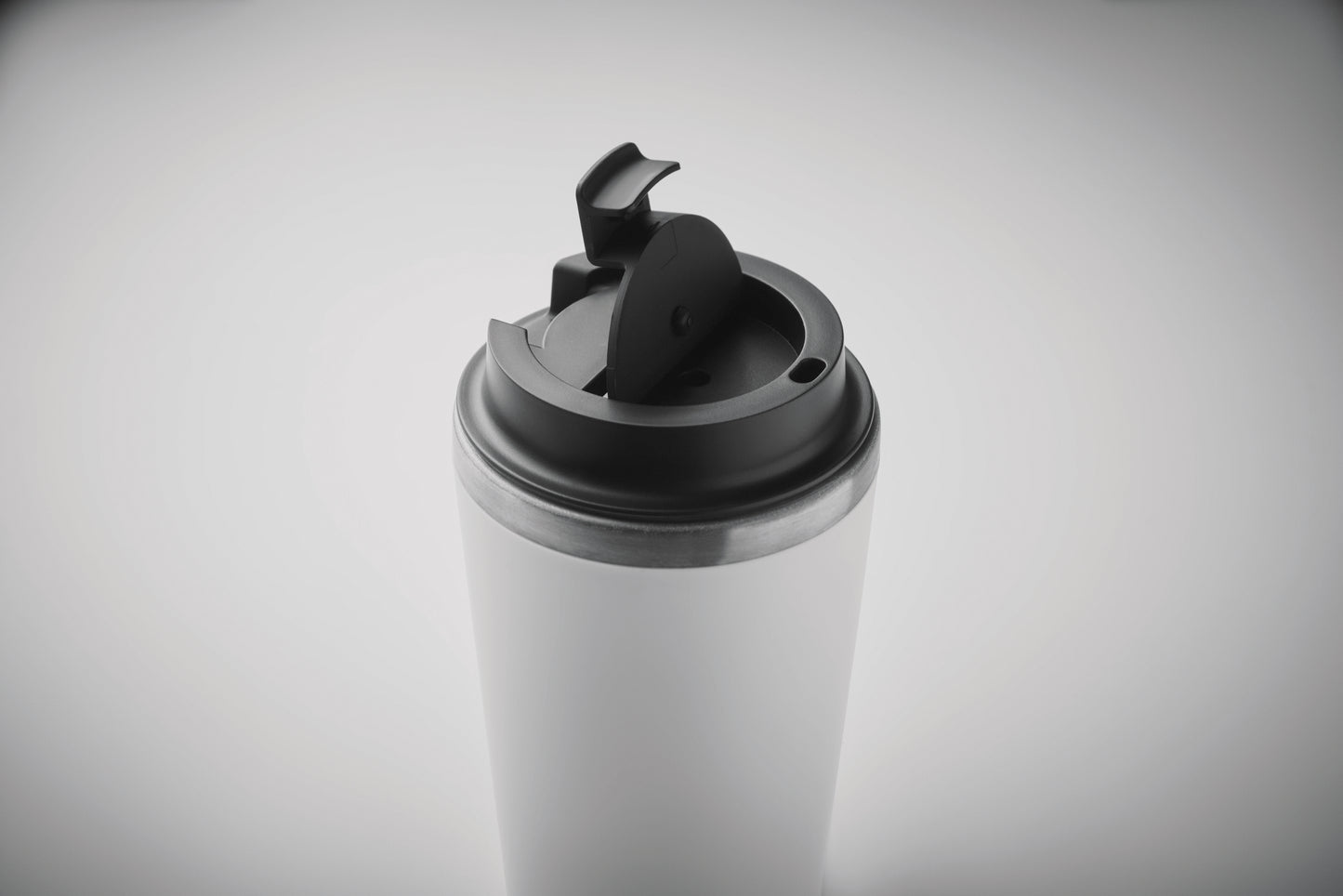 Doppelwandiger Trinkbecher. Äußere Schicht aus PP Innenwand aus recyceltem Edelstahl (90 %