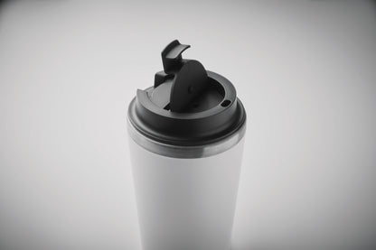 Doppelwandiger Trinkbecher. Äußere Schicht aus PP Innenwand aus recyceltem Edelstahl (90 %