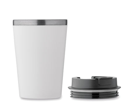 Doppelwandiger Trinkbecher. Äußere Schicht aus PP Innenwand aus recyceltem Edelstahl (90 %