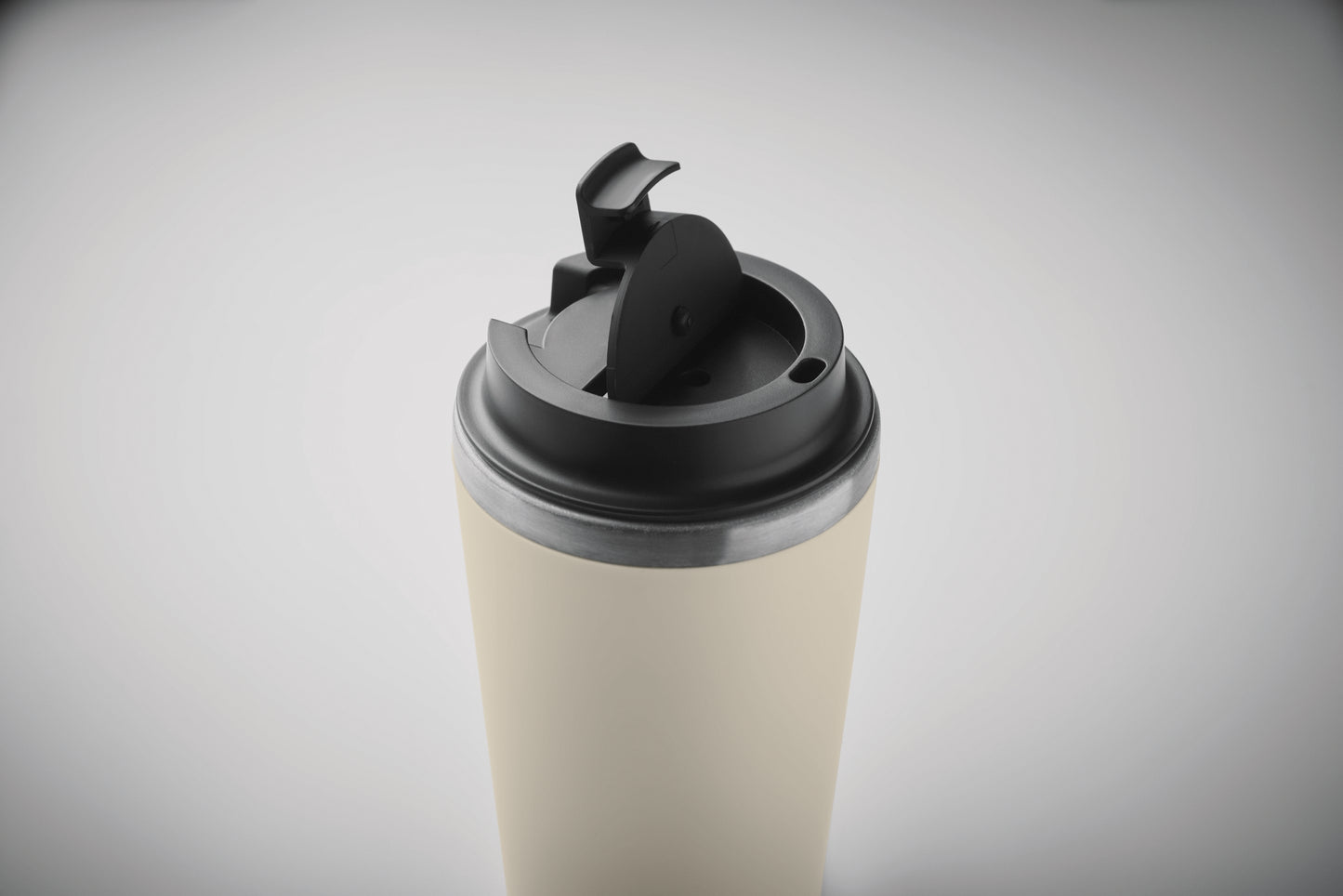 Doppelwandiger Trinkbecher. Äußere Schicht aus PP Innenwand aus recyceltem Edelstahl (90 %