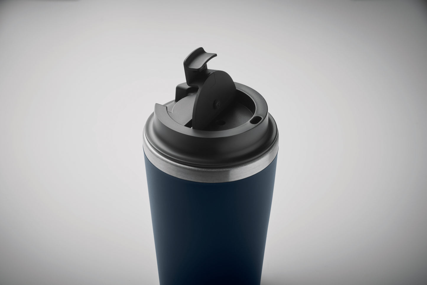 Doppelwandiger Trinkbecher. Äußere Schicht aus PP Innenwand aus recyceltem Edelstahl (90 %