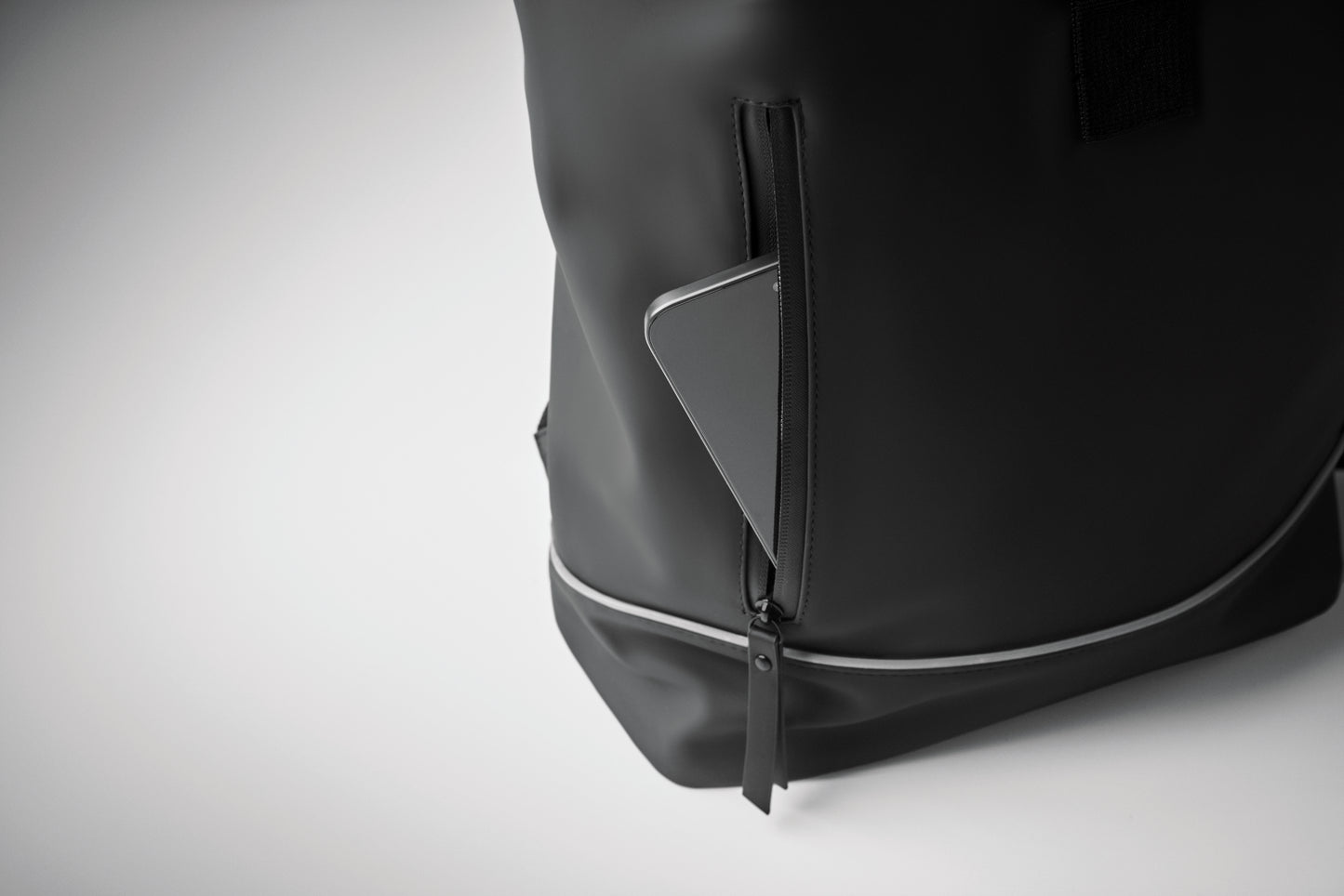 15'' Rolltop-Laptop-Rucksack aus weichem PU. Gepolsterter Rücken und verstärkter Boden mit reflektierenden