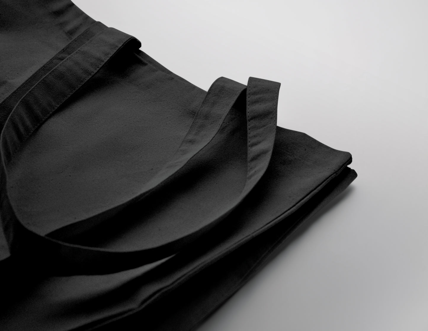 Einkaufstasche aus Fairtrade-Baumwolle mit langen Tragegriffen und Bodenfalz. 180 g/m².