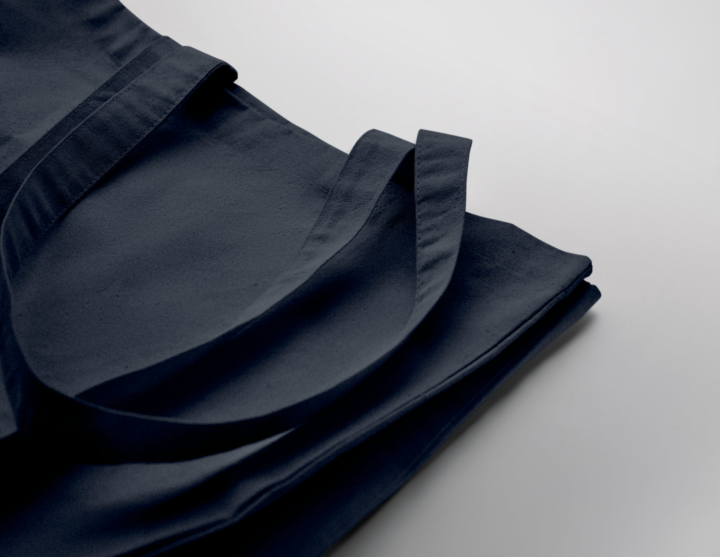 Einkaufstasche aus Fairtrade-Baumwolle mit langen Tragegriffen und Bodenfalz. 180 g/m².