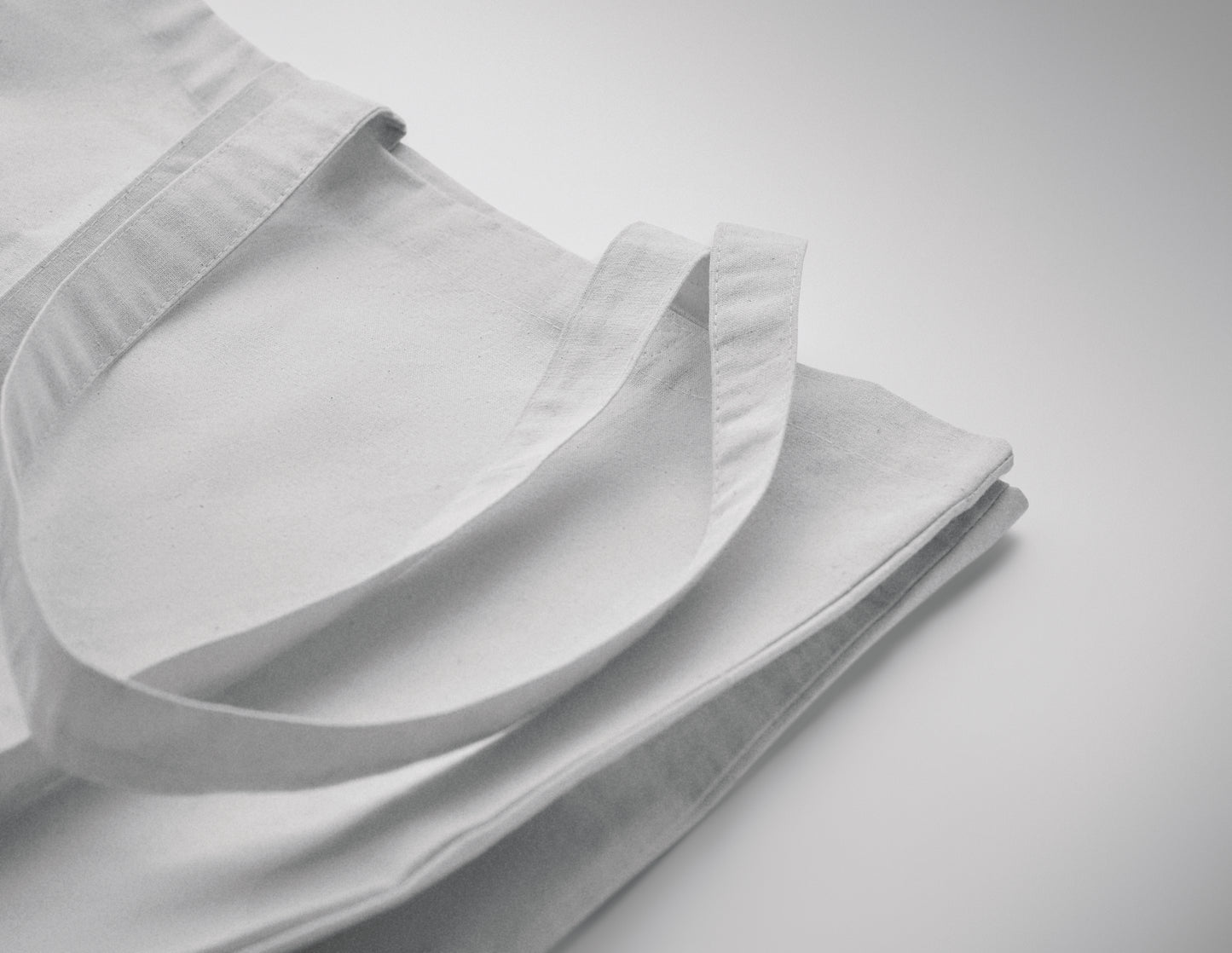 Einkaufstasche aus Fairtrade-Baumwolle mit langen Tragegriffen und Bodenfalz. 180 g/m².