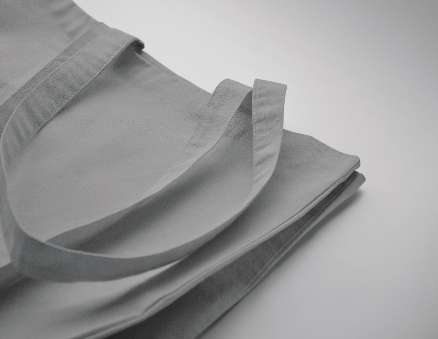 Einkaufstasche aus Fairtrade-Baumwolle mit langen Tragegriffen und Bodenfalz. 180 g/m².