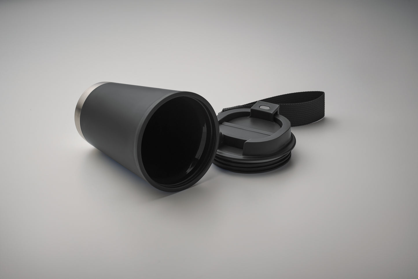 Doppelwandiger Becher mit Innenseite aus PP Außenseite aus recyceltem PP Details aus