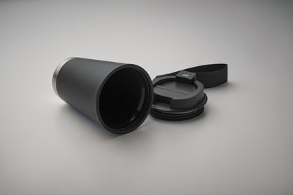 Doppelwandiger Becher mit Innenseite aus PP Außenseite aus recyceltem PP Details aus