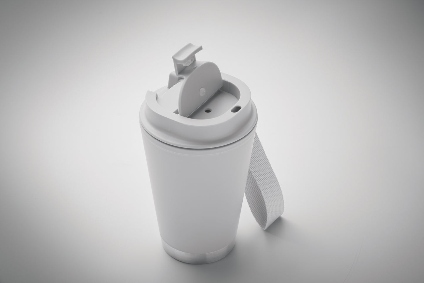Doppelwandiger Becher mit Innenseite aus PP Außenseite aus recyceltem PP Details aus