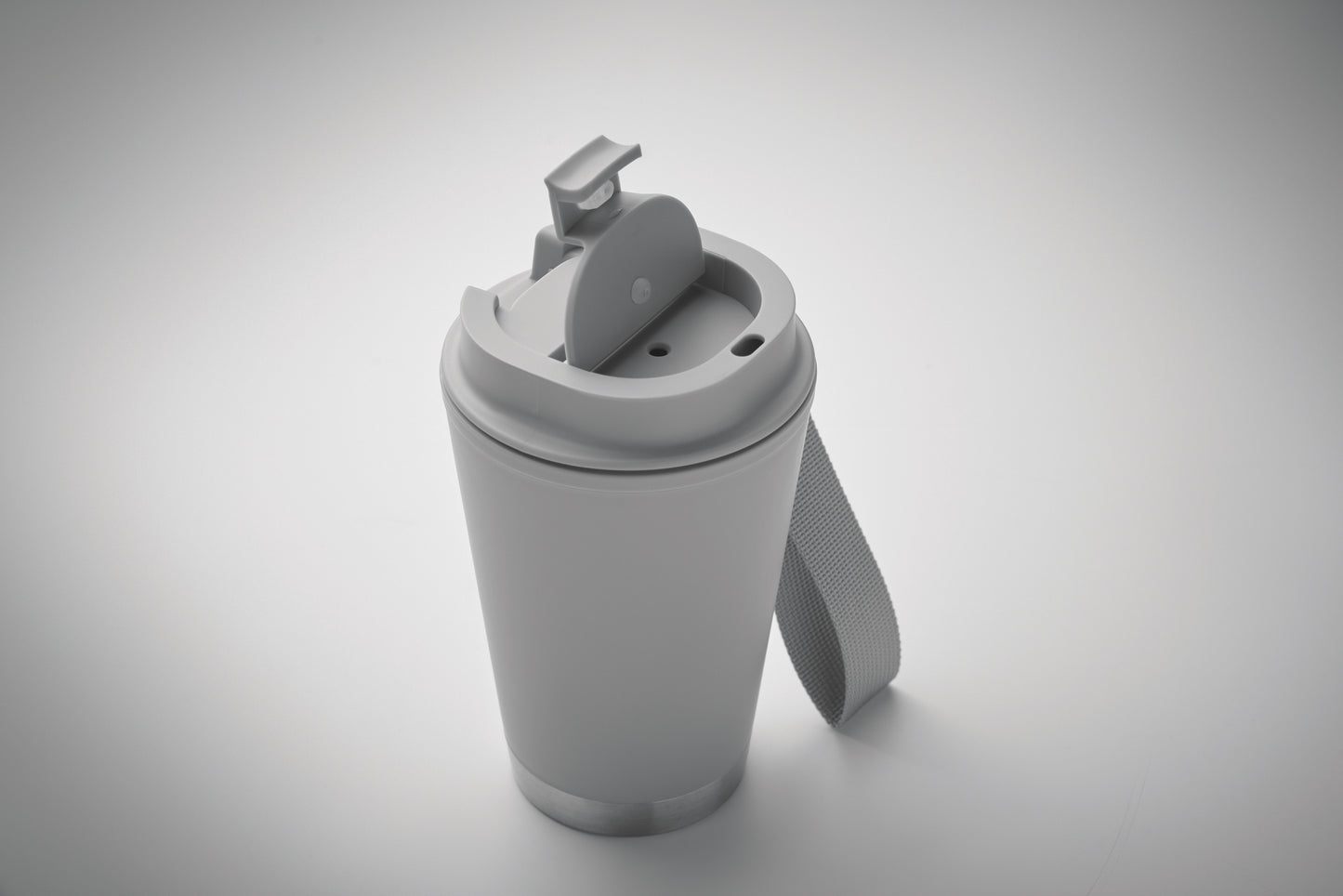 Doppelwandiger Becher mit Innenseite aus PP Außenseite aus recyceltem PP Details aus