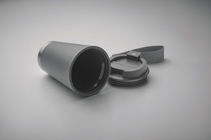Doppelwandiger Becher mit Innenseite aus PP Außenseite aus recyceltem PP Details aus