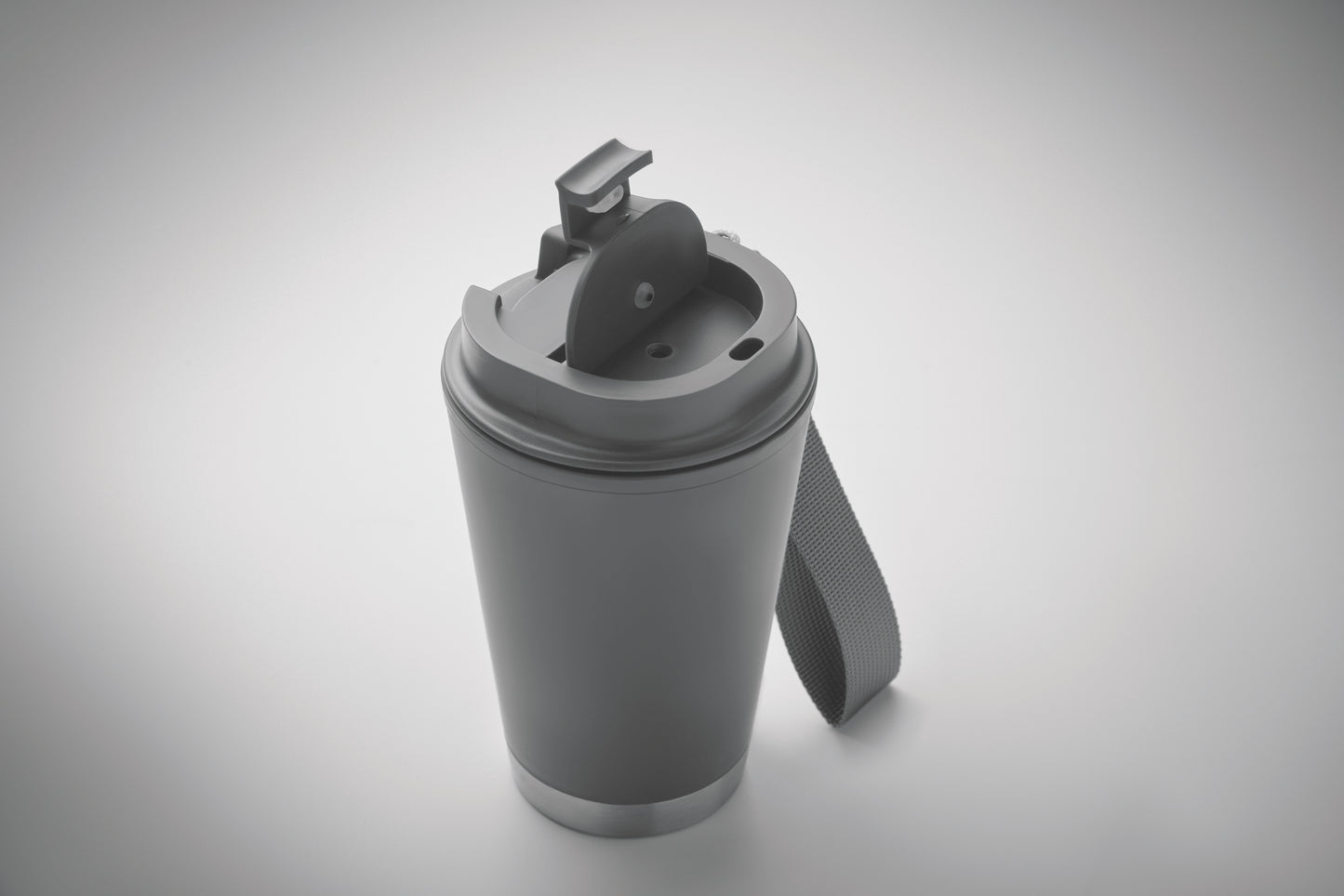 Doppelwandiger Becher mit Innenseite aus PP Außenseite aus recyceltem PP Details aus