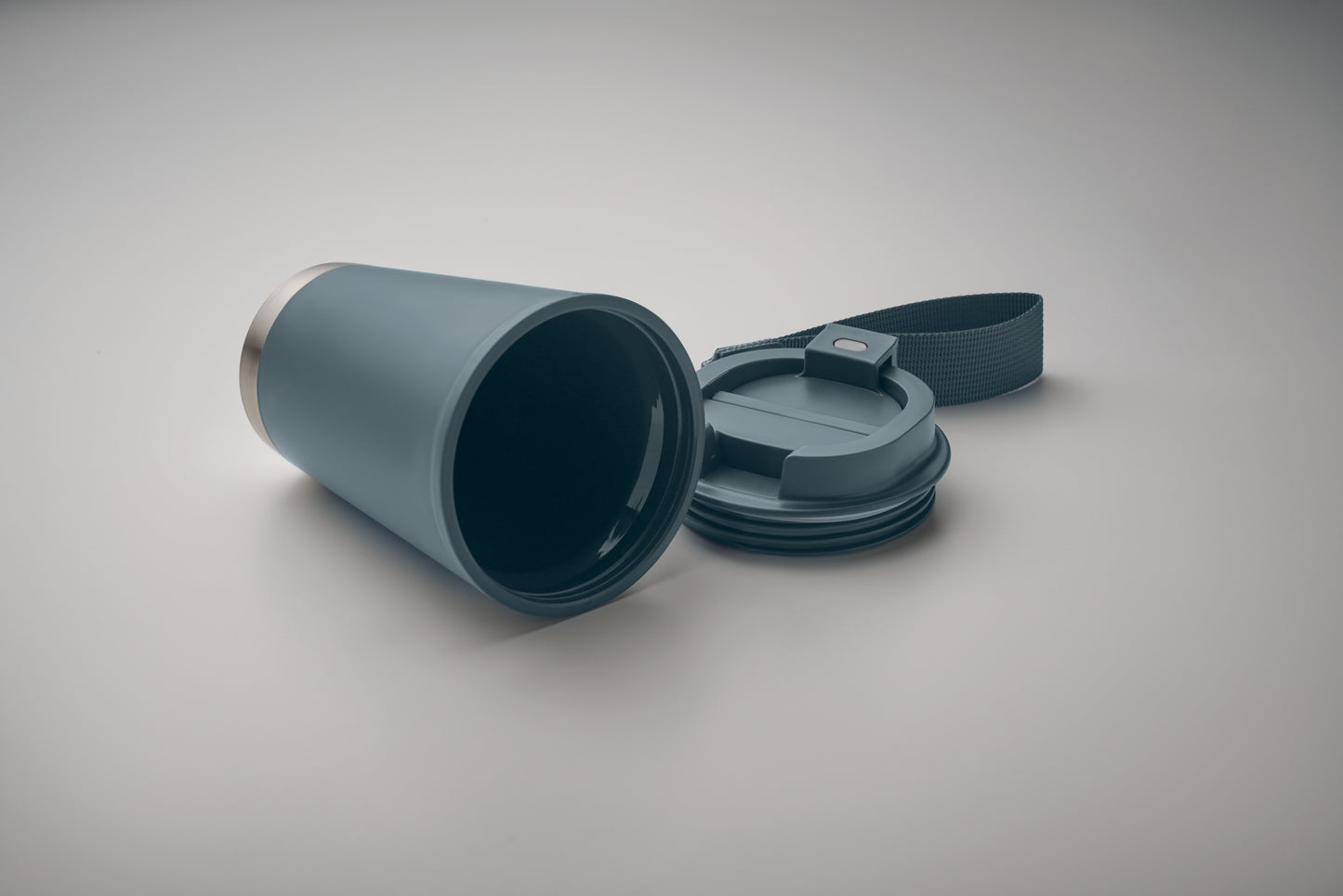 Doppelwandiger Becher mit Innenseite aus PP Außenseite aus recyceltem PP Details aus
