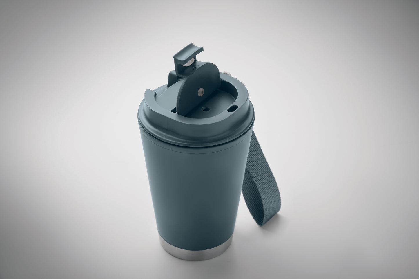 Doppelwandiger Becher mit Innenseite aus PP Außenseite aus recyceltem PP Details aus