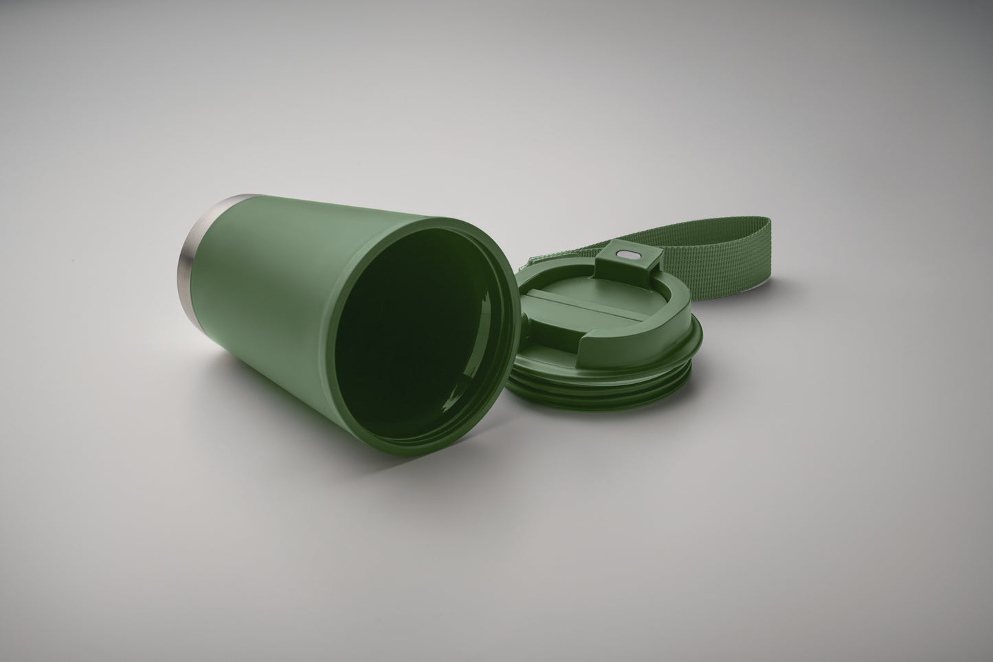 Doppelwandiger Becher mit Innenseite aus PP Außenseite aus recyceltem PP Details aus