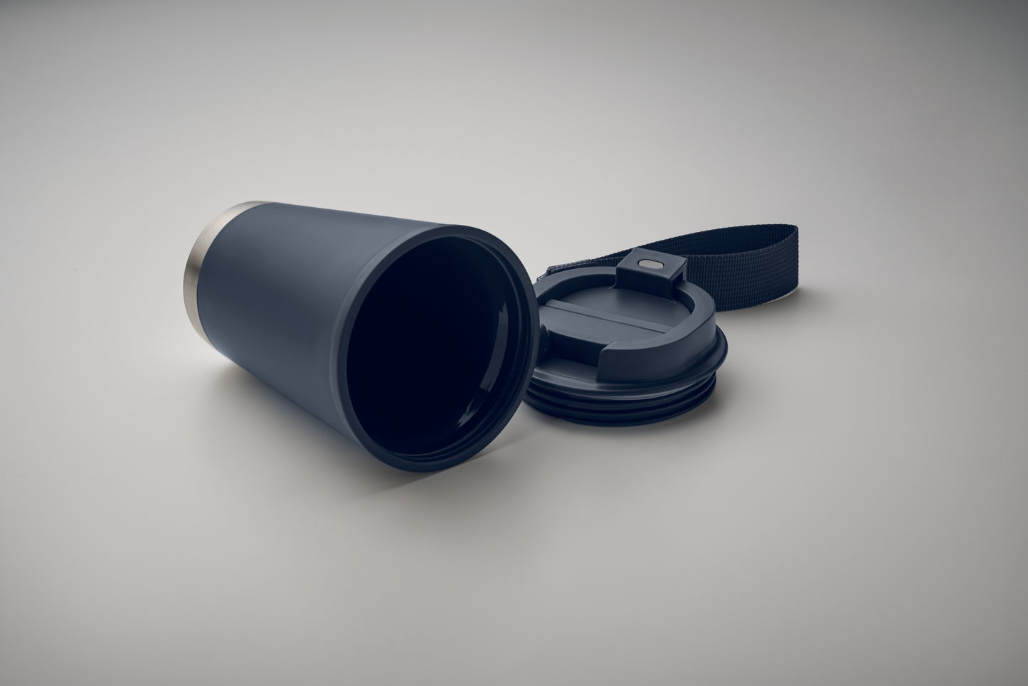 Doppelwandiger Becher mit Innenseite aus PP Außenseite aus recyceltem PP Details aus