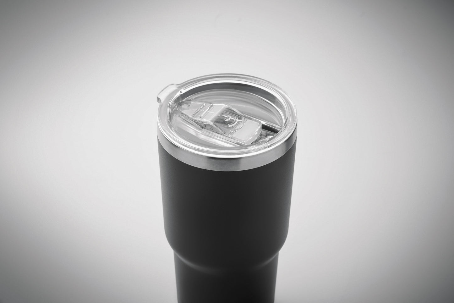 Doppelwandiger Trinkbecher aus recyceltem Edelstahl (90% recycelter Edelstahl und 10% Edelstahl). Deckel