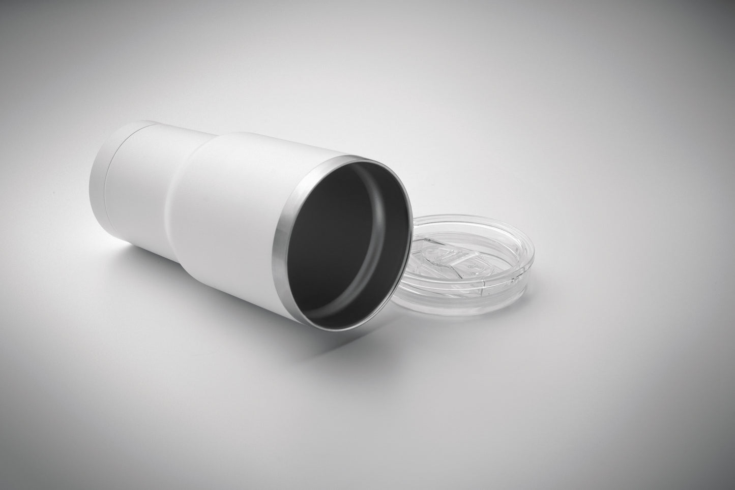 Doppelwandiger Trinkbecher aus recyceltem Edelstahl (90% recycelter Edelstahl und 10% Edelstahl). Deckel